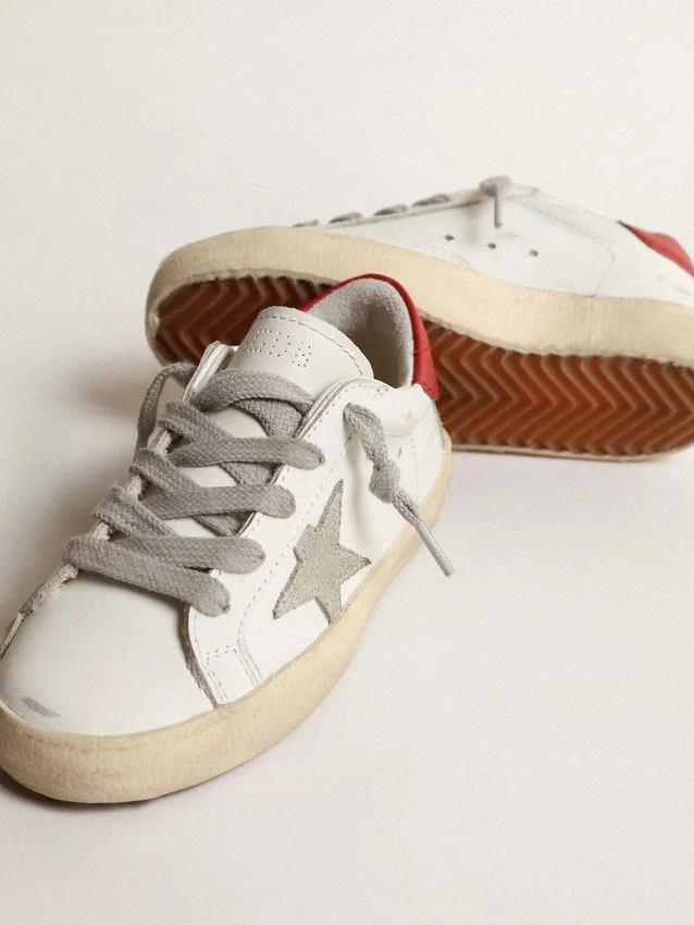 Super-Star Young con stella in pelle scamosciata e linguetta sul tallone in pelle rossa