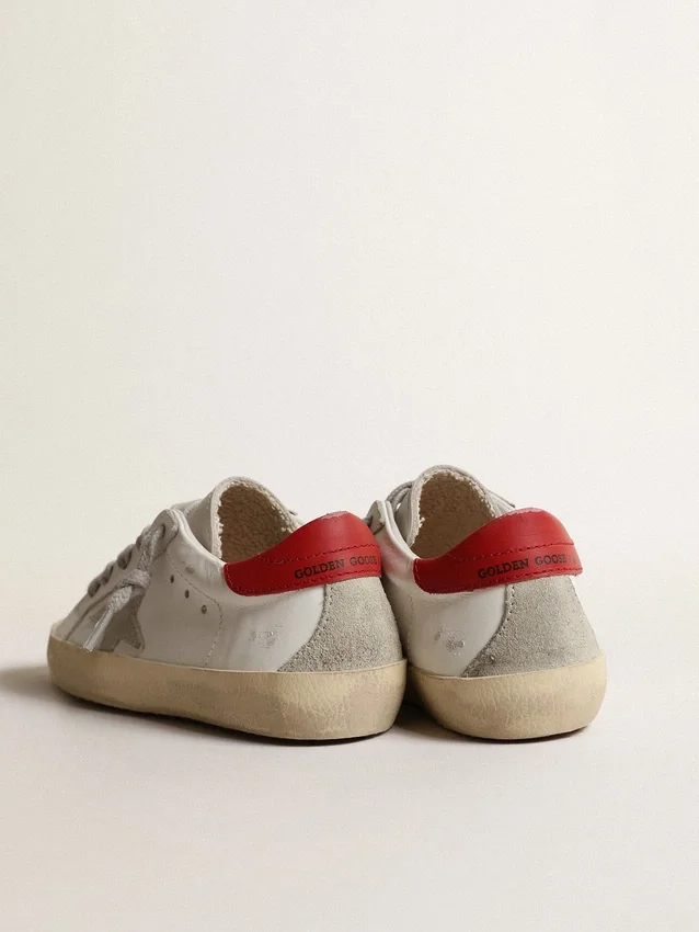 Super-Star Young con stella in pelle scamosciata e linguetta sul tallone in pelle rossa