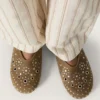 Tierra da donna in pelle scamosciata color kaki con borchie argentate