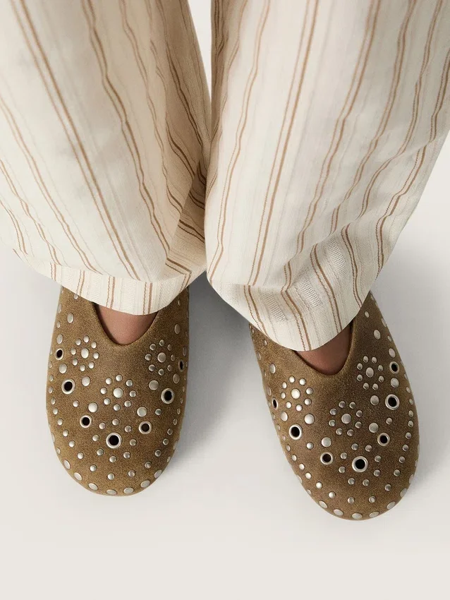 Tierra da donna in pelle scamosciata color kaki con borchie argentate