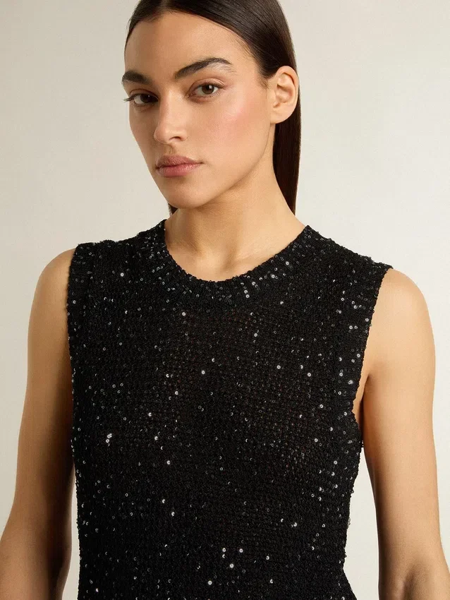 Top in maglia a rete nera con paillettes e dettagli a contrasto