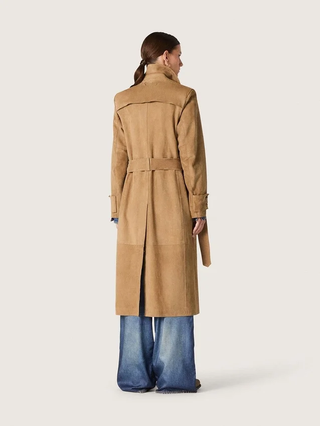 Trench da donna con cintura in pelle scamosciata color sabbia