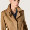 Trench da donna con cintura in pelle scamosciata color sabbia