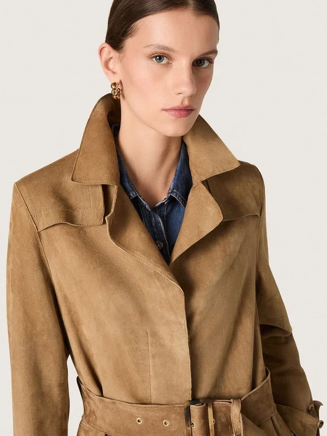 Trench da donna con cintura in pelle scamosciata color sabbia