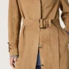 Trench da donna con cintura in pelle scamosciata color sabbia