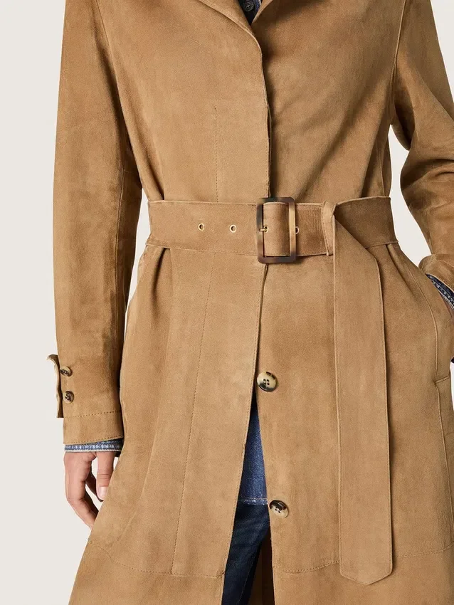 Trench da donna con cintura in pelle scamosciata color sabbia