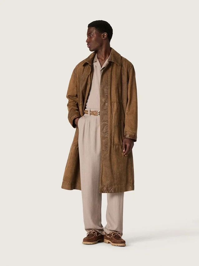 Trench unisex in twill cerato marrone con dettagli in pelle