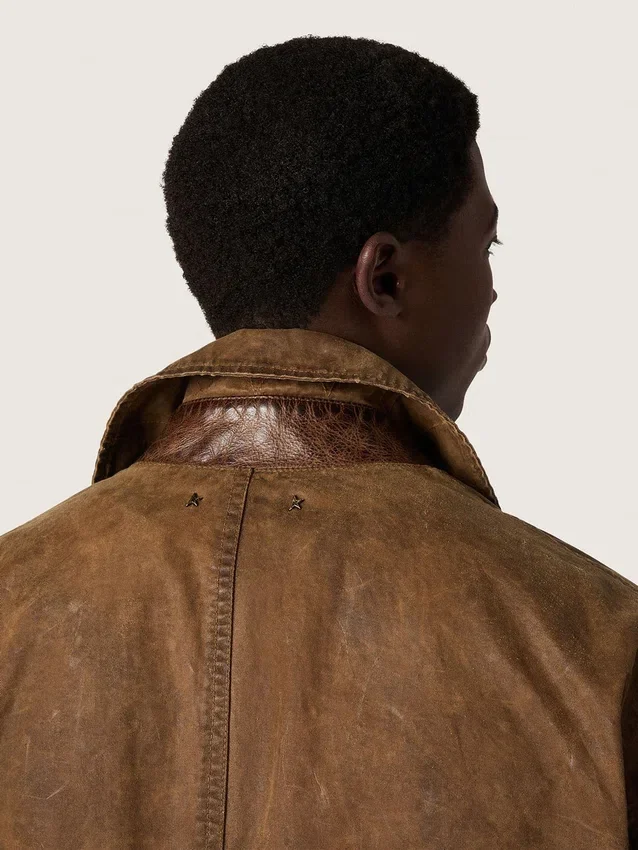 Trench unisex in twill cerato marrone con dettagli in pelle