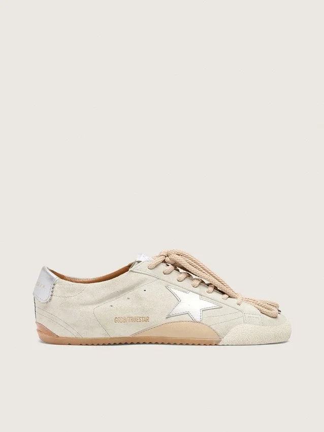 True-Star da donna in pelle scamosciata grigio chiaro con stella argentata metallizzata e linguetta sul tallone