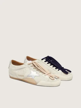 True-Star da donna in pelle scamosciata grigio chiaro con stella argentata metallizzata e linguetta sul tallone