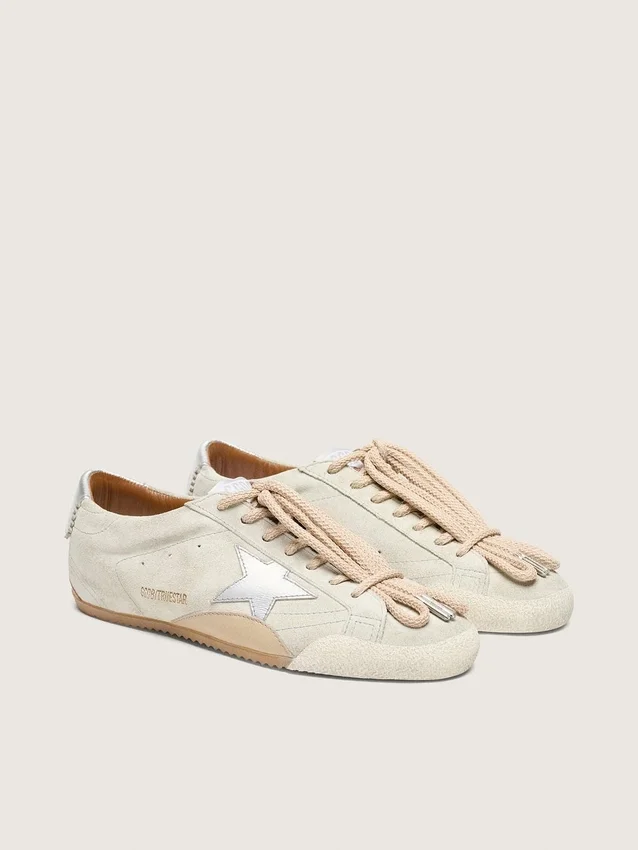 True-Star da donna in pelle scamosciata grigio chiaro con stella argentata metallizzata e linguetta sul tallone