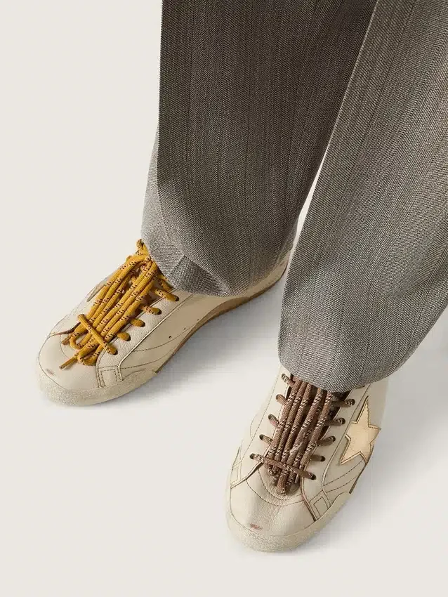True-Star da uomo in pelle nappa bianca con stella in pelle laminata oro e linguetta sul tallone in pelle scamosciata beige