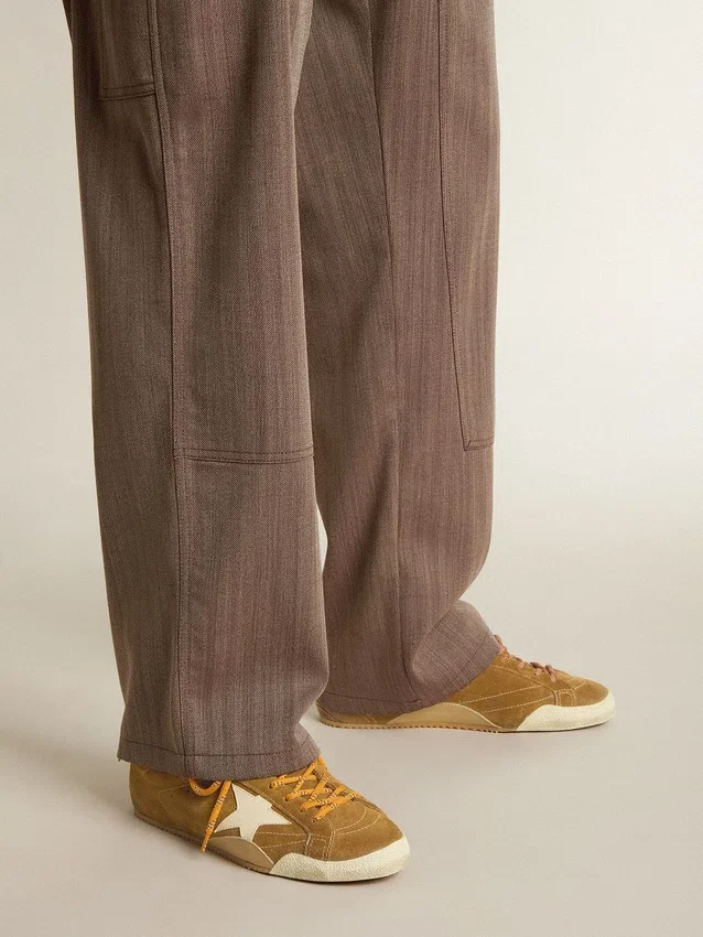 True-Star da uomo in pelle scamosciata color tabacco con stella bianca e linguetta sul tallone color platino