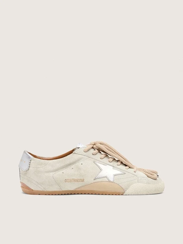 True-Star da uomo in pelle scamosciata grigio chiaro con stella argentata metallizzata e linguetta sul tallone