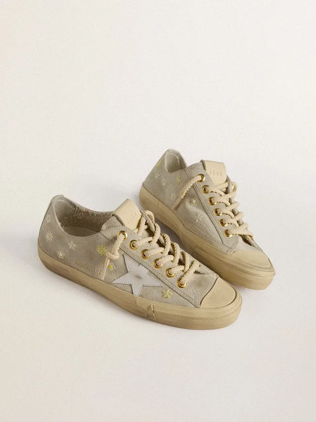 V-Star da donna in pelle scamosciata grigio ghiaccio con stella in pelle bianca e ricami floreali