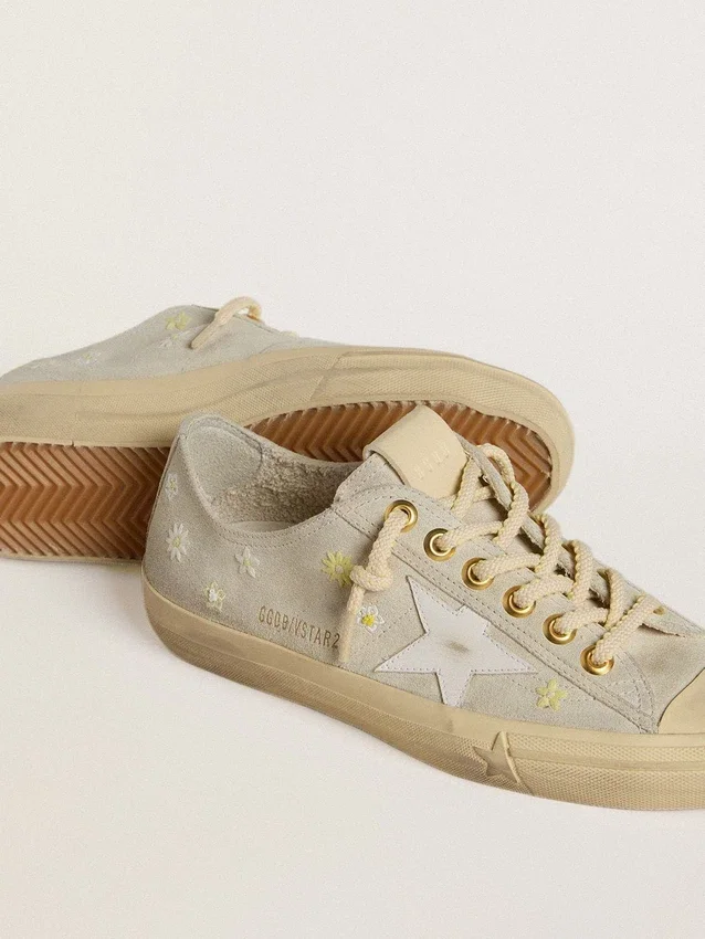 V-Star da donna in pelle scamosciata grigio ghiaccio con stella in pelle bianca e ricami floreali