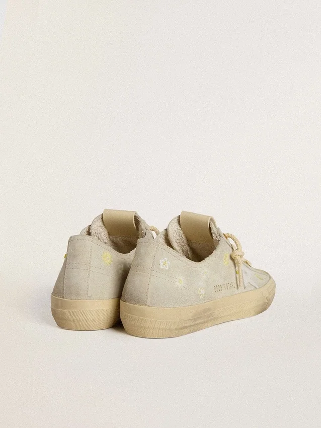 V-Star da donna in pelle scamosciata grigio ghiaccio con stella in pelle bianca e ricami floreali