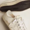 V-Star da uomo in pelle bianca con stella bianca e striscia azzurra sul bordo esterno