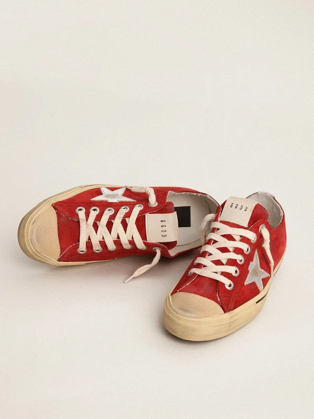 V-Star da uomo in pelle scamosciata rosso scuro con stella argentata e linguetta sul tallone