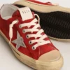 V-Star da uomo in pelle scamosciata rosso scuro con stella argentata e linguetta sul tallone