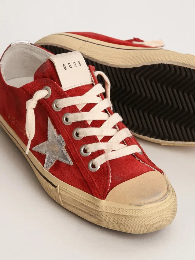V-Star da uomo in pelle scamosciata rosso scuro con stella argentata e linguetta sul tallone