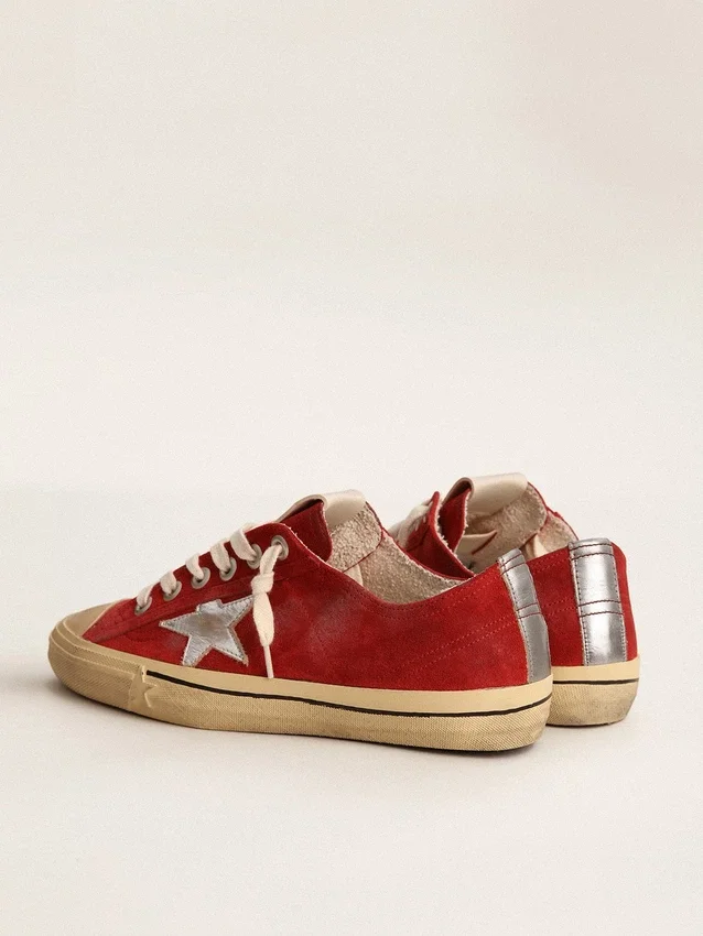 V-Star da uomo in pelle scamosciata rosso scuro con stella argentata e linguetta sul tallone