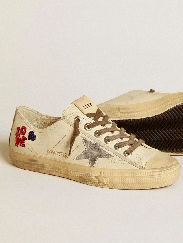 V-Star in nappa color ecru con stella in nappa argentata e ricamo con perline