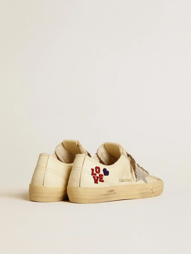 V-Star in nappa color ecru con stella in nappa argentata e ricamo con perline