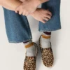 VCE Penstar da uomo in pelle di pony con stampa leopardata e linguetta sul tallone in pelle nera
