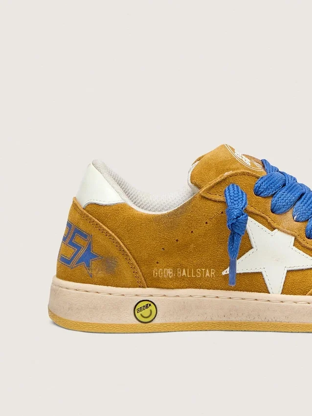 Young Ball Star in pelle scamosciata ocra con stella in pelle bianca lucida e linguetta sul tallone