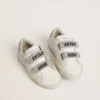 Young Old School in pelle bianca con linguetta sul tallone e cinturini con cristalli Swarovski argentati