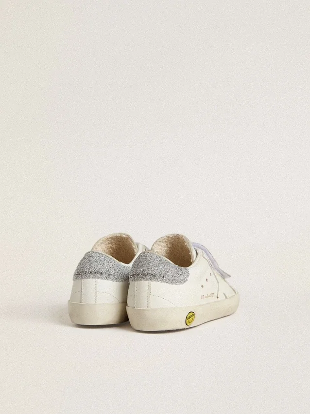 Young Old School in pelle bianca con linguetta sul tallone e cinturini con cristalli Swarovski argentati