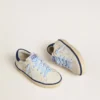 Young Super-Star in pelle bianca con linguetta sul tallone in camoscio blu