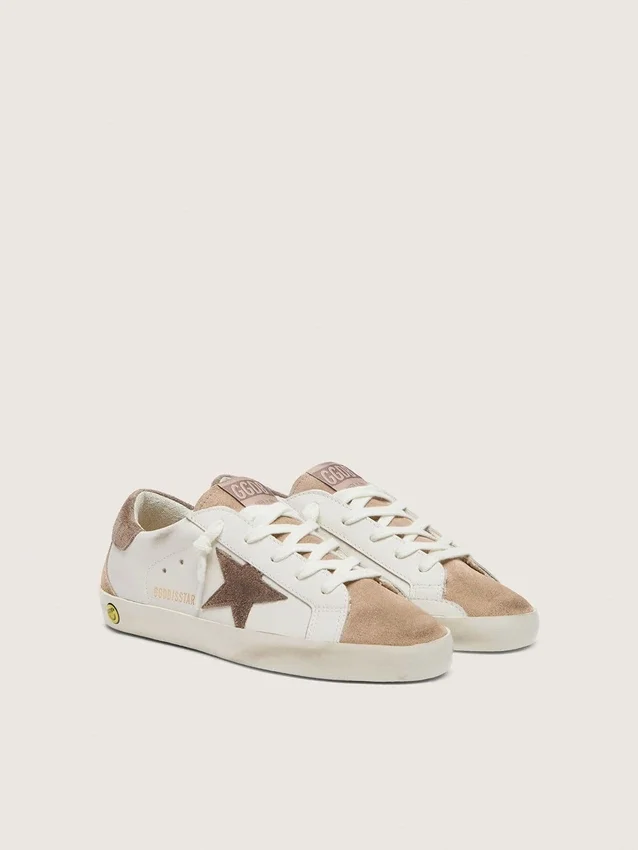Young Super-Star in pelle bianca con stella in pelle scamosciata grigio scuro e inserti in pelle scamosciata beige