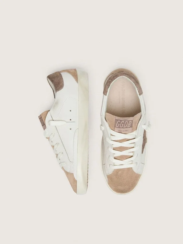 Young Super-Star in pelle bianca con stella in pelle scamosciata grigio scuro e inserti in pelle scamosciata beige