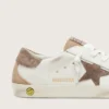 Young Super-Star in pelle bianca con stella in pelle scamosciata grigio scuro e inserti in pelle scamosciata beige