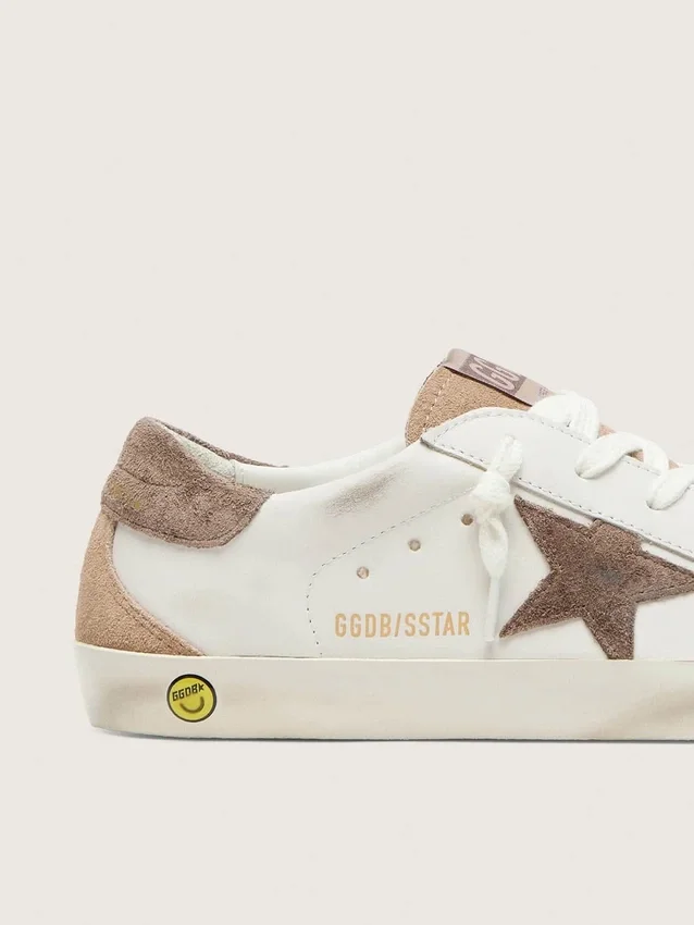 Young Super-Star in pelle bianca con stella in pelle scamosciata grigio scuro e inserti in pelle scamosciata beige
