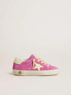 Young Super-Star in pelle scamosciata rosa con stella giallo chiaro e linguetta sul tallone