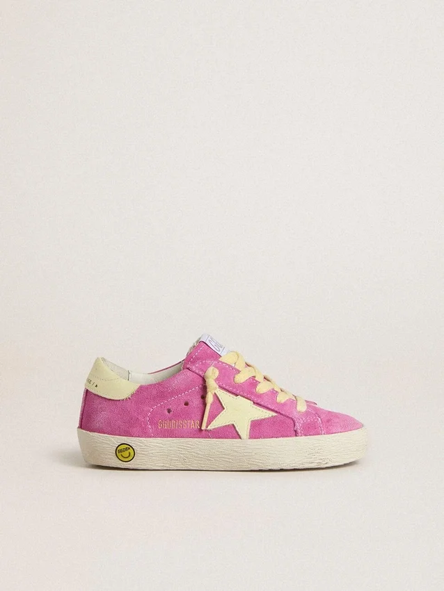 Young Super-Star in pelle scamosciata rosa con stella giallo chiaro e linguetta sul tallone