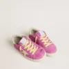 Young Super-Star in pelle scamosciata rosa con stella giallo chiaro e linguetta sul tallone