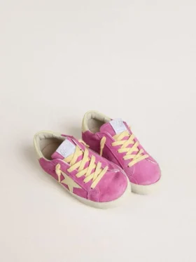 Young Super-Star in pelle scamosciata rosa con stella giallo chiaro e linguetta sul tallone