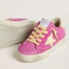Young Super-Star in pelle scamosciata rosa con stella giallo chiaro e linguetta sul tallone