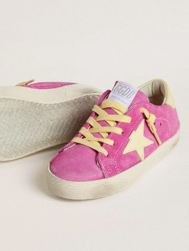 Young Super-Star in pelle scamosciata rosa con stella giallo chiaro e linguetta sul tallone