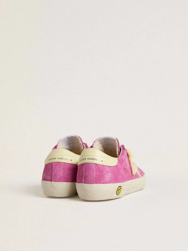 Young Super-Star in pelle scamosciata rosa con stella giallo chiaro e linguetta sul tallone